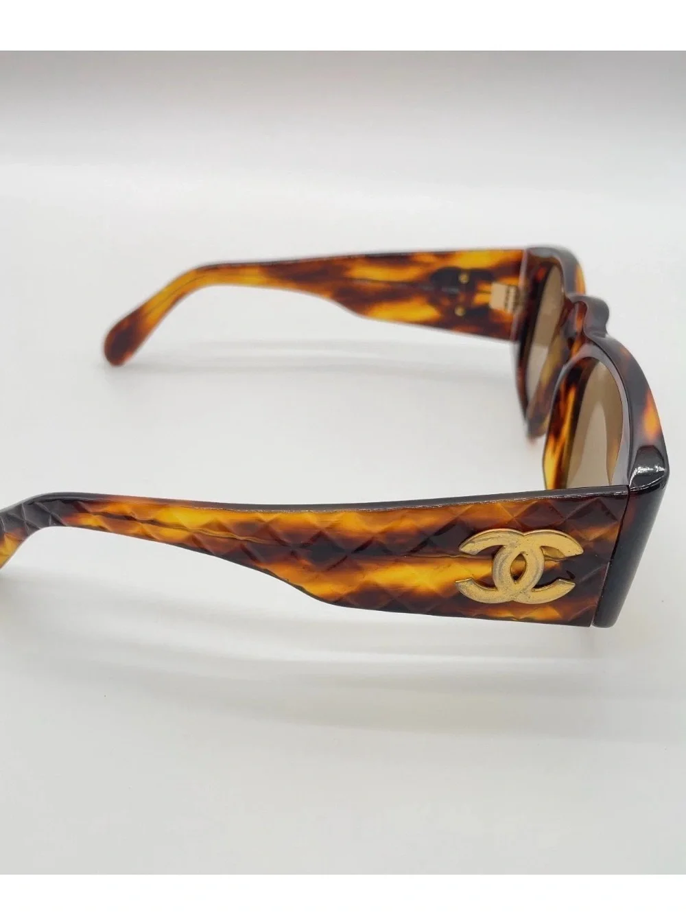 CHANEL stylish tortoiseshell